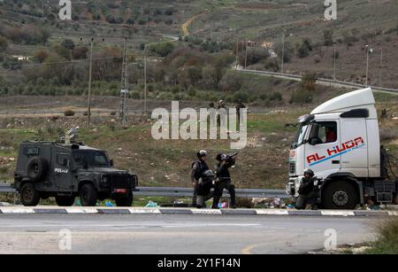 Palästinensische Demonstranten stoßen am 2. Dezember 2018 bei einer Kundgebung für Jerusalem in der Nähe der Westjordanstadt Nablus mit den israelischen Streitkräften zusammen. Palästinensische Demonstranten waren zum Hawara-Kontrollpunkt im Süden von Nablus marschiert, um gegen die jüngsten israelischen Verstöße in Ost-Jerusalem zu protestieren. Israelische Soldaten feuerten Tränengas und Gummigeschosse auf Demonstranten, die Steine auf sie schleuderten. Mehrere Demonstranten, darunter auch Pressevertreter, waren von Tränengas betroffen Stockfoto