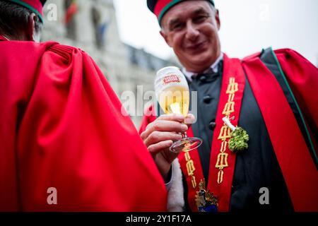 Brüssel, Belgien September 2024. FOCUS-BERICHTERSTATTUNG FÜR BELGA ANGEFORDERT Ein Bild zeigt ein Bier während der Eröffnung des „Belgischen Bierwochenendes 2024“ am Freitag, den 06. September 2024, am Grote Markt – Grand-Place im Stadtzentrum von Brüssel. BELGA FOTO JASPER JACOBS Credit: Belga News Agency/Alamy Live News Stockfoto