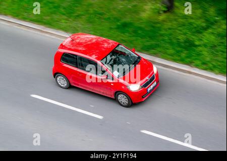 OSTRAVA, TSCHECHISCHE REPUBLIK - 10. APRIL 2024: Rotes Skoda Citigo Kleinauto mit Bewegungsunschärfe Stockfoto