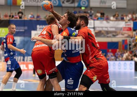 Max SANTOS (HBW Balingen-Weilstetten, #14) wird von Alexander SCHULZE (TuS N-Lübbecke, #14) und Tin KONTREC (TuS N-Lübbecke, #20) in die Zange genommen HBW Balingen-Weilstetten (HBW) vs. TuS N-Lübbecke (NLB), Handball, Maenner, Daikin 2. Handball-Bundesliga (2.HBL), 1. Spieltag, Spielzeit 2024/2025, 06.09.2024 Foto: Eibner-Pressefoto/Oliver Schmidt Stockfoto