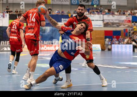 Max SANTOS (HBW Balingen-Weilstetten, #14) setzt sich gegen Tin KONTREC (TuS N-Lübbecke, #20) durch HBW Balingen-Weilstetten (HBW) vs. TuS N-Lübbecke (NLB), Handball, Maenner, Daikin 2. Handball-Bundesliga (2.HBL), 1. Spieltag, Spielzeit 2024/2025, 06.09.2024 Foto: Eibner-Pressefoto/Oliver Schmidt Stockfoto