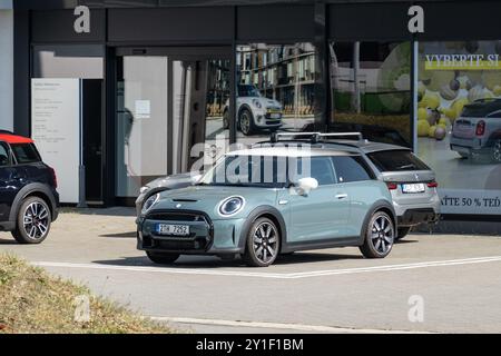 OSTRAVA, TSCHECHIEN - 13. SEPTEMBER 2023: Fahrzeug Mini Cooper S F66 im Händlerbetrieb vorgestellt Stockfoto