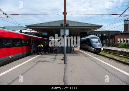 Fredericia, Jütland, Dänemark, 25. Juli 2024 - Personenzug wartet am Bahnsteig des Bahnhofs Stockfoto