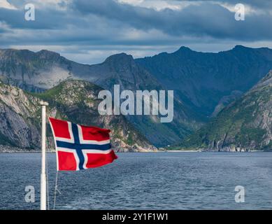 Gryllefjord, Norwegen. August 2024. Blick über das Norwegische Meer zu zerklüfteten Bergen auf der norwegischen Insel Senja. Quelle: Patrick Pleul/dpa/Alamy Live News Stockfoto