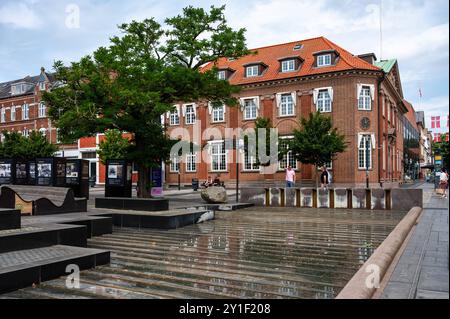 Fredericia, Jütland, Dänemark, 25. Juli 2024 - Brunnen am Rathausplatz Stockfoto