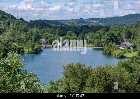 Der See „Lac de Castet“, der von den Give d'Ossau in Castet, Béarn, Frankreich gebildet wurde Stockfoto