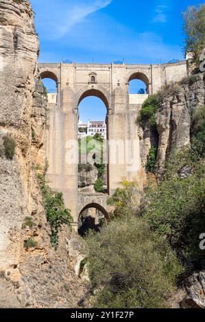 RONDA, SPANIEN - 6. OKTOBER 2023: Panoramablick auf die Puente-Nuevo-Brücke am sonnigen Tag in Ronda, Spanien am 6. Oktober 2023 Stockfoto