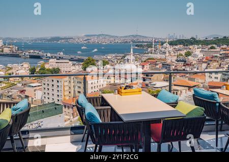 08 Juli 2024, Istanbul, Türkei: Dachcafé mit Terrasse mit Blick auf den Bosporus Stockfoto