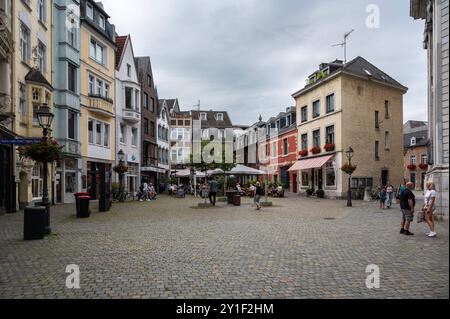 Aachen, 26. Juli 2024 - Touristen und Restaurants auf dem alten Marktplatz in der Innenstadt Stockfoto