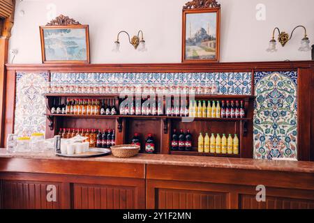 08 Juli 2024, Istanbul, Türkei: Traditionelle boza-Getränke in einem rustikalen Istanbul-Café, das das türkische Erbe einfängt. Stockfoto