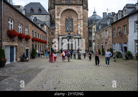 Aachen, 26. Juli 2024 - Touristen und Restaurants auf dem alten Marktplatz in der Innenstadt Stockfoto