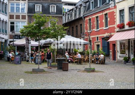 Aachen, 26. Juli 2024 - Touristen und Restaurants auf dem alten Marktplatz in der Innenstadt Stockfoto