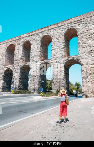 Eine junge Reisende macht ein Selfie vor dem Aquädukt Valens und fängt das berühmte Wahrzeichen Istanbuls in ihrem Urlaub ein. Stockfoto