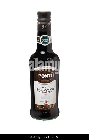 Moldau, Chisinau, 6. September 2024: Ponti aceto Balsamico di Modena, Flasche traditionellen italienischen Balsamico-Essig isoliert auf weißem Hintergrund. Stockfoto