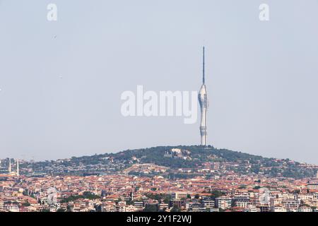 Juli 2024, Istanbul, Türkei: Eine atemberaubende Stadtlandschaft von Istanbul mit dem berühmten Camlica Tower Stockfoto