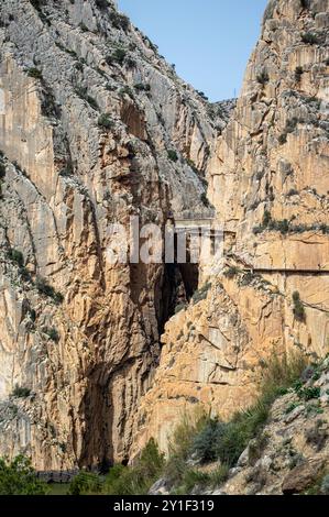 Caminito del Ray, der Pfad des Königs. Der Fußweg ist entlang der steilen Wände einer engen Schlucht in El Chorro, Malaga, Spanien Stockfoto