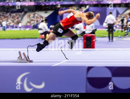 PARIS, FRANKREICH – 06. SEPTEMBER: Johannes Floors von deutschland zum Start der 400-m-Laufklasse T 62 der Paralympischen Sommerspiele 2024 im Stade de France am 06. September 2024 in Paris. (Foto: Mika Volkmann) Stockfoto