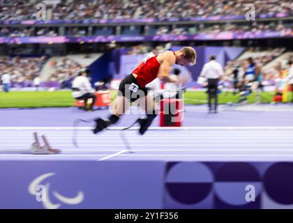 PARIS, FRANKREICH – 06. SEPTEMBER: Johannes Floors von deutschland zum Start der 400-m-Laufklasse T 62 der Paralympischen Sommerspiele 2024 im Stade de France am 06. September 2024 in Paris. (Foto: Mika Volkmann) Stockfoto