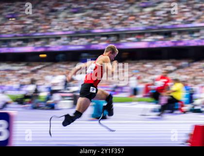 PARIS, FRANKREICH – 06. SEPTEMBER: Johannes Floors von deutschland zum Start der 400-m-Laufklasse T 62 der Paralympischen Sommerspiele 2024 im Stade de France am 06. September 2024 in Paris. (Foto: Mika Volkmann) Stockfoto