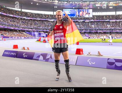 PARIS, FRANKREICH – 06. SEPTEMBER: Johannes Floors feiert den Gewinn der Silbermedaille über 400 m Laufklasse T 62 der Paralympischen Sommerspiele 2024 im Stade de France am 06. September 2024 in Paris. (Foto: Mika Volkmann) Stockfoto