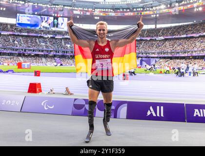 PARIS, FRANKREICH – 06. SEPTEMBER: Johannes Floors feiert den Gewinn der Silbermedaille über 400 m Laufklasse T 62 der Paralympischen Sommerspiele 2024 im Stade de France am 06. September 2024 in Paris. (Foto: Mika Volkmann) Stockfoto