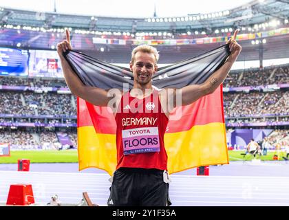 PARIS, FRANKREICH – 06. SEPTEMBER: Johannes Floors feiert den Gewinn der Silbermedaille über 400 m Laufklasse T 62 der Paralympischen Sommerspiele 2024 im Stade de France am 06. September 2024 in Paris. (Foto: Mika Volkmann) Stockfoto