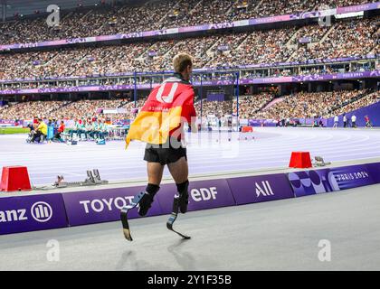 PARIS, FRANKREICH – 06. SEPTEMBER: Johannes Floors feiert den Gewinn der Silbermedaille über 400 m Laufklasse T 62 der Paralympischen Sommerspiele 2024 im Stade de France am 06. September 2024 in Paris. (Foto: Mika Volkmann) Stockfoto