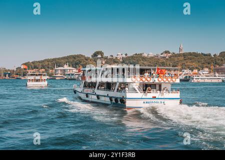 8. Juli 2024, Istanbul, Türkei: Eine Fähre, die den Bosporus befährt und Passagiere befördert, während sie einen atemberaubenden Blick auf die Landschaft der Stadt bietet. Stockfoto