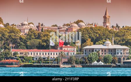 08 Juli 2024, Istanbul, Türkei: Ein atemberaubender Blick auf den Topkapi-Palast in Istanbul mit seiner traditionellen Architektur Stockfoto