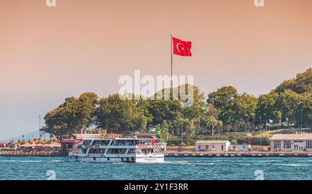 08. Juli 2024, Istanbul, Türkei: Eine Passagierfähre, die den Bosporus überquert und das Wesen von Reisen und Tourismus verdeutlicht Stockfoto