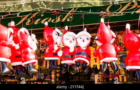 Aufblasbarer Weihnachtsmann, der an einem Seil hängt Stockfoto