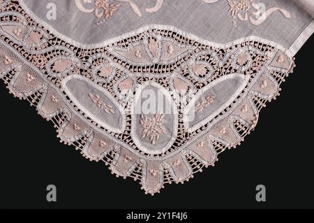 Nordost-brasilianisches Renaissance-Tischset mit Spitze, isoliert auf schwarzem Hintergrund. Stockfoto