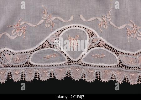 Nordost-brasilianisches Renaissance-Tischset mit Spitze, isoliert auf schwarzem Hintergrund. Stockfoto
