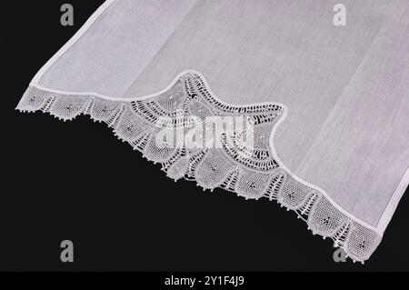 Nordost-brasilianisches Renaissance-Tischset mit Spitze, isoliert auf schwarzem Hintergrund. Stockfoto