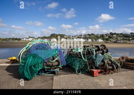 Bunte Fischernetze am Flussufer mit Blick auf East Bideford über den River Torridge bei Ebbe, Devon, Großbritannien Stockfoto
