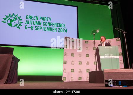 Co-Vorsitzender der Grünen Partei Adrian Ramsay. Carla Denyer konnte aufgrund von covid-ähnlichen Symptomen nicht persönlich teilnehmen. Ein kurzes Video wurde in der Halle von dem vermissten Co-Leiter gezeigt. Green Party Conference Manchester Conference Central. Manchester UK. Stockfoto