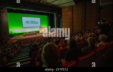 Der Vorsitzende der Grünen Partei Adrian Ramsay spricht mit der vollen Halle in Manchester Central. Carla Denyer konnte aufgrund von covid-ähnlichen Symptomen nicht persönlich teilnehmen. Ein kurzes Video wurde in der Halle von dem vermissten Co-Leiter gezeigt. Green Party Conference Manchester Conference Central. Manchester UK. Stockfoto
