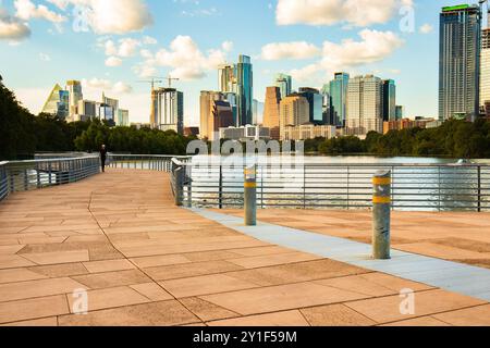 Austin Texas Skyline vom Boardwalk Trail bei Lady Bird mit modernen Wolkenkratzern wie der Frost Bank und dem Austonian. Stockfoto