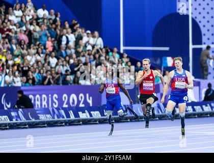 PARIS, FRANKREICH – 06. SEPTEMBER: Johannes Floors of germany (M) läuft über 400 m in der Klasse T 62 und gewinnt den zweiten Platz gegen Hunter Woodhall of USA (R) bei den Paralympischen Sommerspielen 2024 2024 in Paris, Frankreich. (Foto: Mika Volkmann) Stockfoto