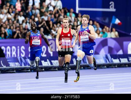 PARIS, FRANKREICH – 06. SEPTEMBER: Johannes Floors of germany (M) läuft über 400 m in der Klasse T 62 und gewinnt den zweiten Platz gegen Hunter Woodhall of USA (R) bei den Paralympischen Sommerspielen 2024 2024 in Paris, Frankreich. (Foto: Mika Volkmann) Stockfoto