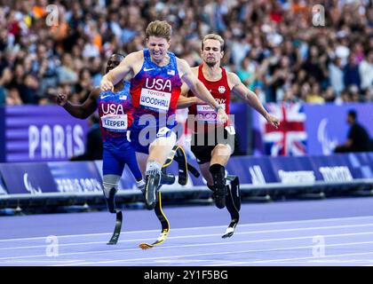 PARIS, FRANKREICH – 06. SEPTEMBER: Johannes Floors of germany (R) läuft über 400 m in der T 62 und gewinnt den zweiten Platz gegen Hunter Woodhall aus den USA (M), der am 06. September 2024 in Paris den Lauf der Paralympischen Sommerspiele 2024 gewinnt. (Foto: Mika Volkmann) Stockfoto