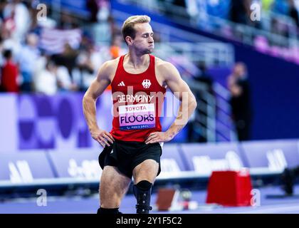 PARIS, FRANKREICH – 06. SEPTEMBER: Johannes Floors of germany (R) enttäuscht nach der 400-m-Laufklasse T 62 der Paralympischen Sommerspiele 2024 im Stade de France am 06. September 2024 in Paris. (Foto: Mika Volkmann) Stockfoto