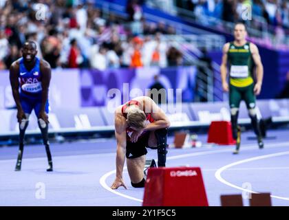 PARIS, FRANKREICH – 06. SEPTEMBER: Johannes Floors of germany (R) enttäuscht nach der 400-m-Laufklasse T 62 der Paralympischen Sommerspiele 2024 im Stade de France am 06. September 2024 in Paris. (Foto: Mika Volkmann) Stockfoto