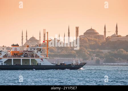 8. Juli 2024, Istanbul, Türkei: Eine Fähre, die den Bosporus befährt und Passagiere befördert, während sie einen atemberaubenden Blick auf die Landschaft der Stadt bietet. Stockfoto