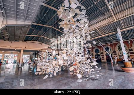 8. Juli 2024, Istanbul, Türkei: Der historische Bahnhof, ein klassisches Wahrzeichen mit wunderschöner Architektur und geschäftigen Passagieren. Stockfoto