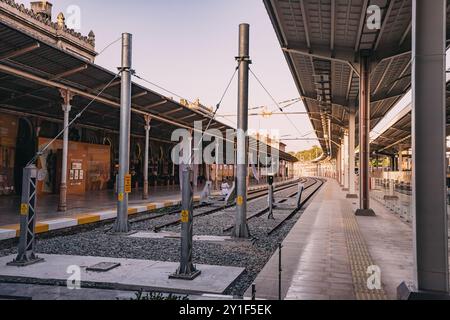 8. Juli 2024, Istanbul, Türkei: Der historische Bahnhof, ein klassisches Wahrzeichen mit wunderschöner Architektur und geschäftigen Passagieren. Stockfoto