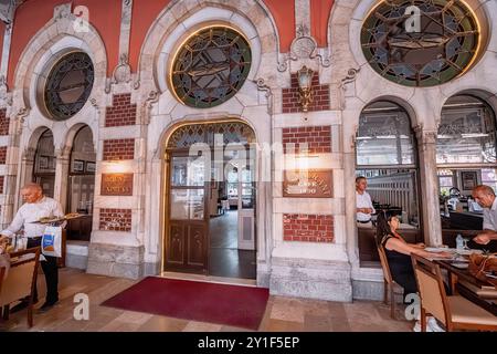 08 Juli 2024, Istanbul, Türkei: Ein absolutes muss, der Orient Express Bahnhof und Restaurant am Bahnsteig Stockfoto