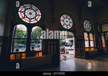 8. Juli 2024, Istanbul, Türkei: Der historische Bahnhof, ein klassisches Wahrzeichen mit wunderschöner Architektur und geschäftigen Passagieren. Stockfoto