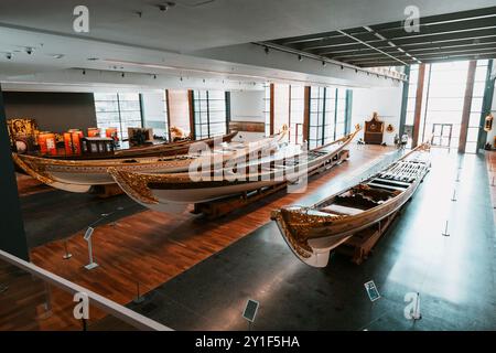 9. Juli 2024, Deniz Museum, Istanbul, Türkei: Ein wunderschön vergoldetes und dekoriertes osmanisches Schiff, das in einem maritimen Museum ausgestellt wird und das komplizierte cr zeigt Stockfoto