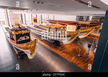 9. Juli 2024, Deniz Museum, Istanbul, Türkei: Ein wunderschön vergoldetes und dekoriertes osmanisches Schiff, das in einem maritimen Museum ausgestellt wird und das komplizierte cr zeigt Stockfoto